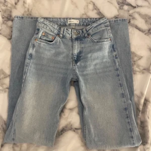 Ljusblå jeansbyxor - Snygga ljusblå jeans med hög midja. De har en rak passform och är perfekta för en avslappnad stil. Märkeslappen syns på baksidan av midjan.