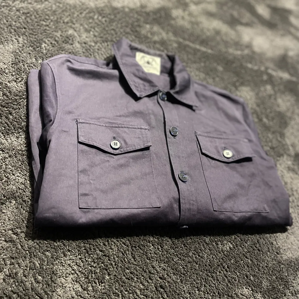 Fet marinblå overshirt från stilgruvan. Original pris 800kr så vid minst fundering kontakta. . Paidat.