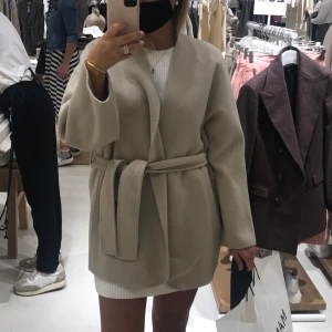 Beige kappa med bälte - Beige kappa med bälte. Som ny, använd ett fåtal gånger så inte något tecken på sliten. Storlek S. 