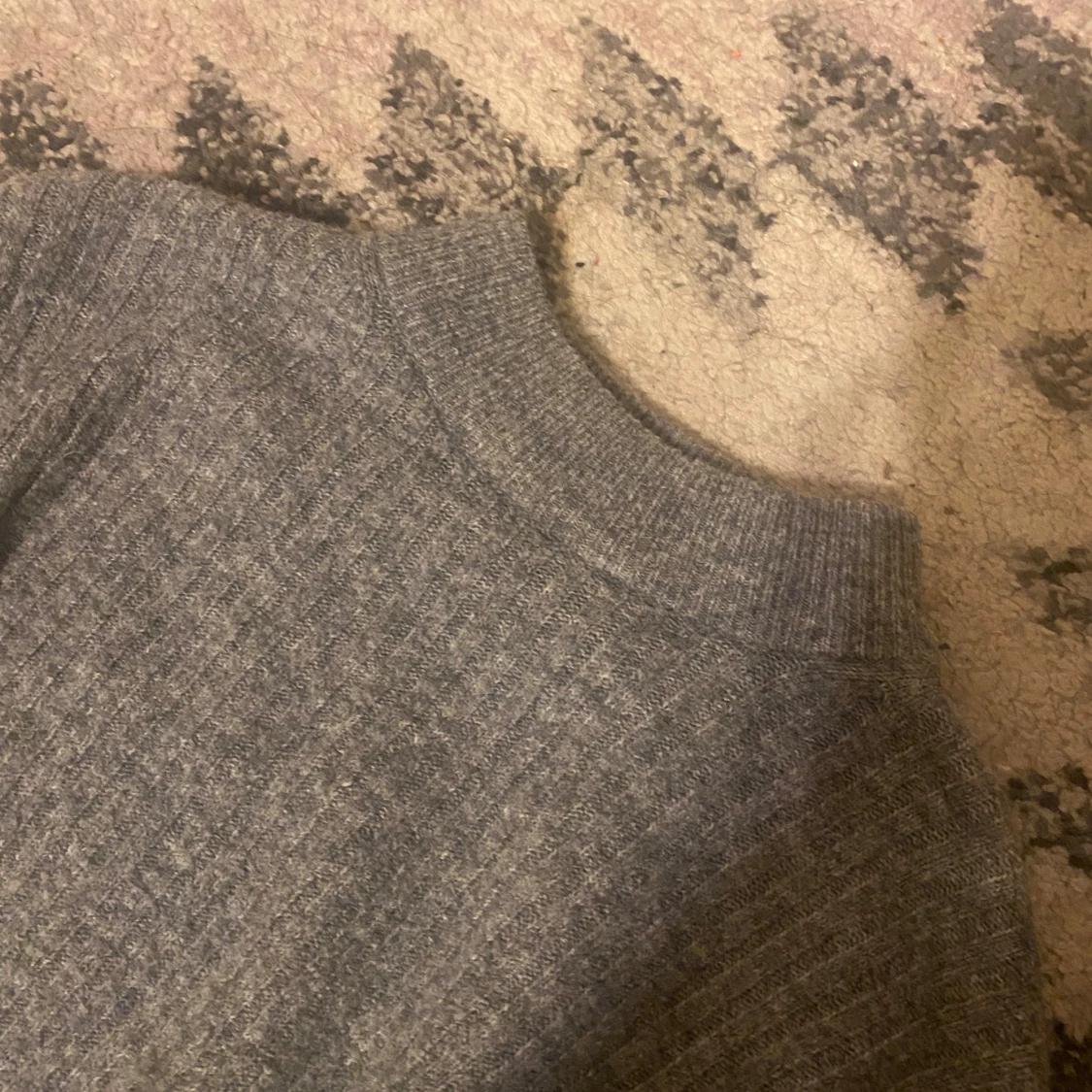 Grå stickad tröja - 2