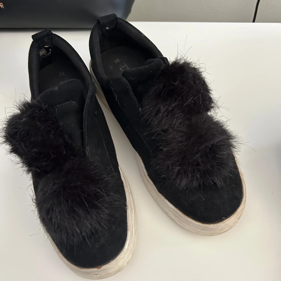 Svarta sneakers med pälsdetalj - 3