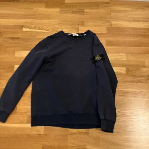 Stone island tröja  - Tröja från stone island. Str M men sitter som S. (175 cm skulle jag säga)  Slim fit så sitter bra mot kroppen. Lite använd men inget som man lägger märke till. Köpt på NK för ett år sedan ungefär för 2999! Hör gärna av dig om du har frågor! 