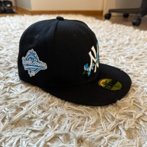 NEW ERA SNAPBACK~  LIMITED EDITION - Helt ny, aldrig använd keps. Perfekt för sommaren och som kompletterande del av outfiten, passar till allt möjligt. Storlek 7 1/8 