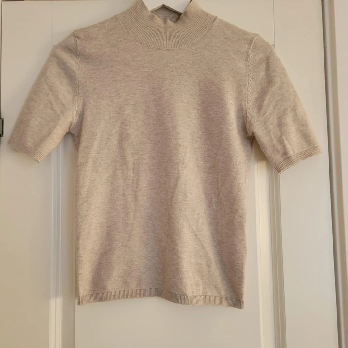 Beige kortärmad tröja