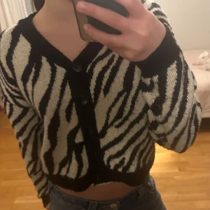 Zebramönstrad kofta - Säljer denna snygga zebrakoftan. Den är storlek 158/164 men passar på mig som brukar bära s/xs ❤️