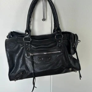 Svart väska - Säljer superfin svarta handväska i nyskick! Ny utan lapp. Skriv för fler bilder eller vid frågor. 