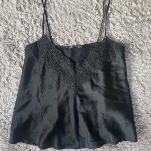 Satin linne - Så fint linne i satin material med broderier🖤🖤