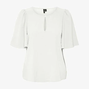 Vit blus från Vero Moda - Säljer en stilren vit blus från Vero Moda med korta ärmar och en liten öppning framtill vid halsen!!☺️ Perfekt för en elegant och enkel look. Skriv för bilder på!!❣️