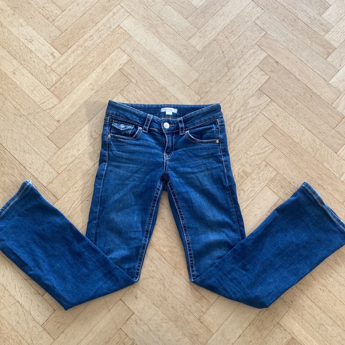 Blå jeans från Gina Tricot