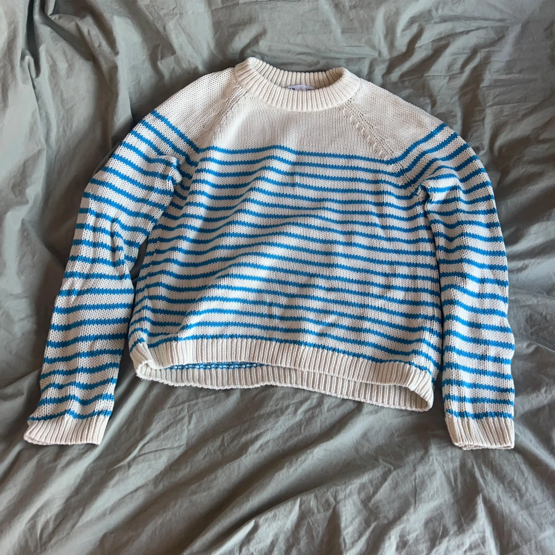 Randig stickad tröja i blått och vitt - 2