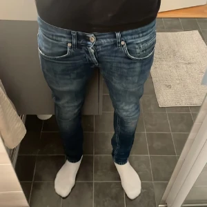 Dondup jeans George  - Säljer ett par stilrena dondup jeans, har en skön passform och väldigt bekväma skriv vid minsta fundering🤝