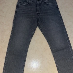 Grå jeans - Jack and Jones jeans i färgen grå. Helt oanvända endast tagit på mig dem för att se att dem passade vilket dem inte gjorde därför säljer jag dem. Skick 10/10 Köpt på Jack & Jones för 599