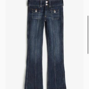 H&M low waist flare jeans  - Super snygga low waist bootcut jeans från h&m! Säljer då de inte passar! Jätte fint skick och super snygga💖