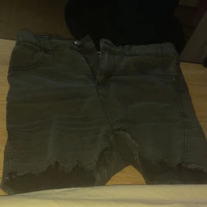 Svarta shorts från Fabulous - Snygga svarta shorts från Fabulous i en liten storlek. De har en rå kant nertill för en cool look och klassiska femficksdesign. Perfekta för en avslappnad stil.