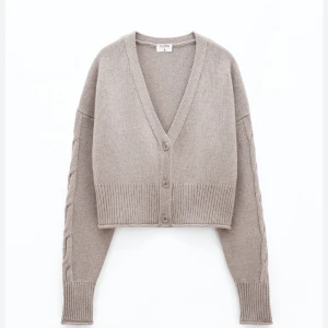 Kofta Filippa k - SÖKER!! Cropped braided kofta från Filippa k, helst beige men även svart!! Meddela om du har en du kan sälja eller byta mot annat