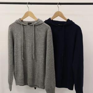 Merinoull & Kashmirhoodies (Nya) - Tjena säljer nya hoodies i 70% merinoull och 30% Kashmir från mitt klädföretag tröjorna är helt nya och ligger inplastade. Tröjorna finns endast i Large. Kolla mina andra annonser för mer info eller hör av dig om du har nån fråga!