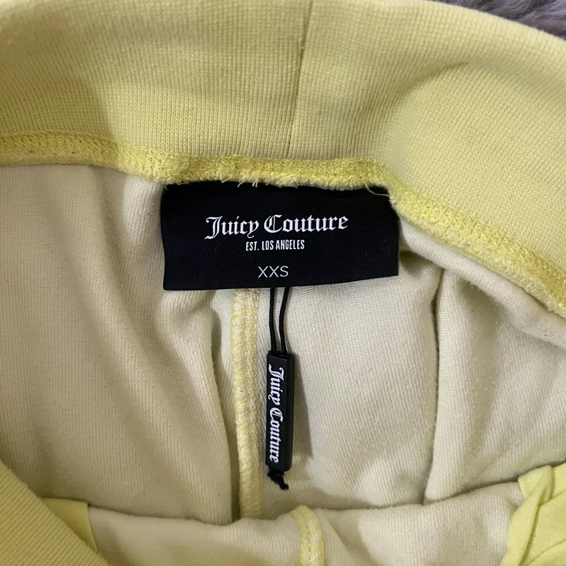 Gula shorts från Juicy Couture - 2