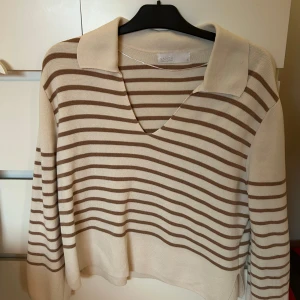 Stickad randig tröja  - Randig beige vit tröja i storlek S, jättehärligt och bra material - lite oversized! 