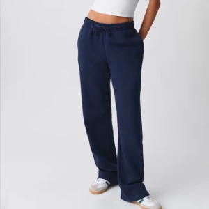 Mörkblå mjukisbyxor från Gina - Helt nya, använda en gång 💓