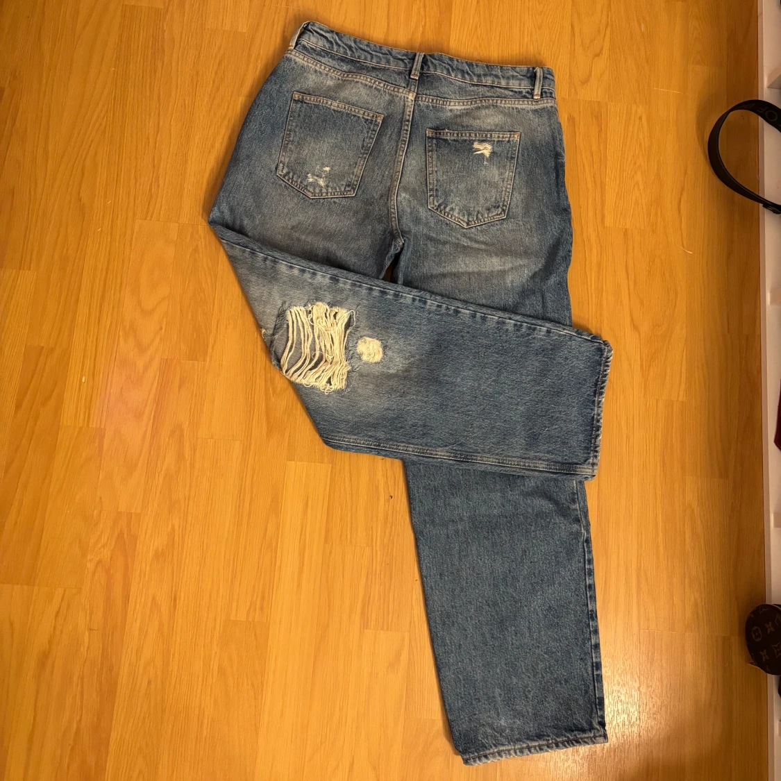 Blå jeans med slitningar - 1