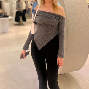 Tröja - Mörkgrå snygg offshoulder tröja, använd fåtal gånger ☺️