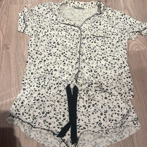 Pyjamas sätt - Jätttesöt och mysig pyjamas sätt