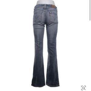 Levis Jeans! - Säljer dessa skit snygga Levis jeans då de tyvärr inte passar mig. Midje mått är 76, och de är i storlek 29/34. Lågmidjade och bootcut. Hör av er om ni har några frågor💕