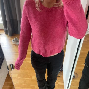 Rosa stickad tröja från Stradivarius - Säljer en snygg rosa stickad tröja från Stradivarius. Tröjan har en kortare design med långa ärmar. Perfekt för att ge en färgklick till din outfit. Helt oanvänd💘😄😄