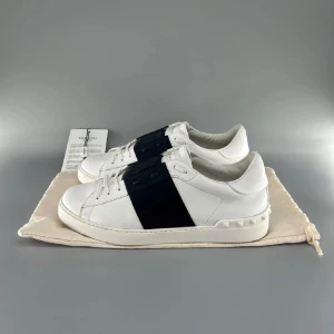 Valentino Opens - Valentino Opens | Skick: 9/10 | Storlek: 42,5, passar 43 | Tveka inte att höra av er vid minsta lilla intresse eller fundering! SJÄLVKLART ÄKTA😊