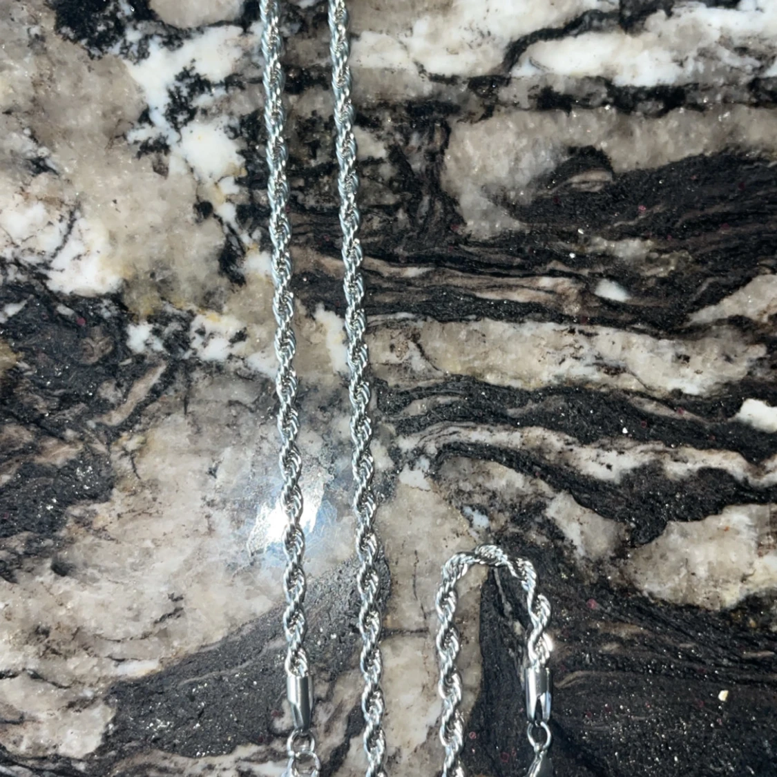 Silverfärgat halsband med tvinnad kedja