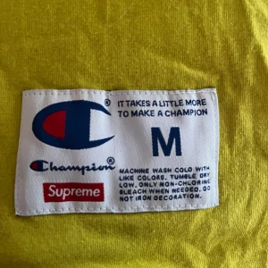 Champion x Supreme - Säljer en gul långärmad tröja från Champion x Supreme. Inköpt direkt från supreme under 2017/2018. Inte använd mer än ett fåtal gånger