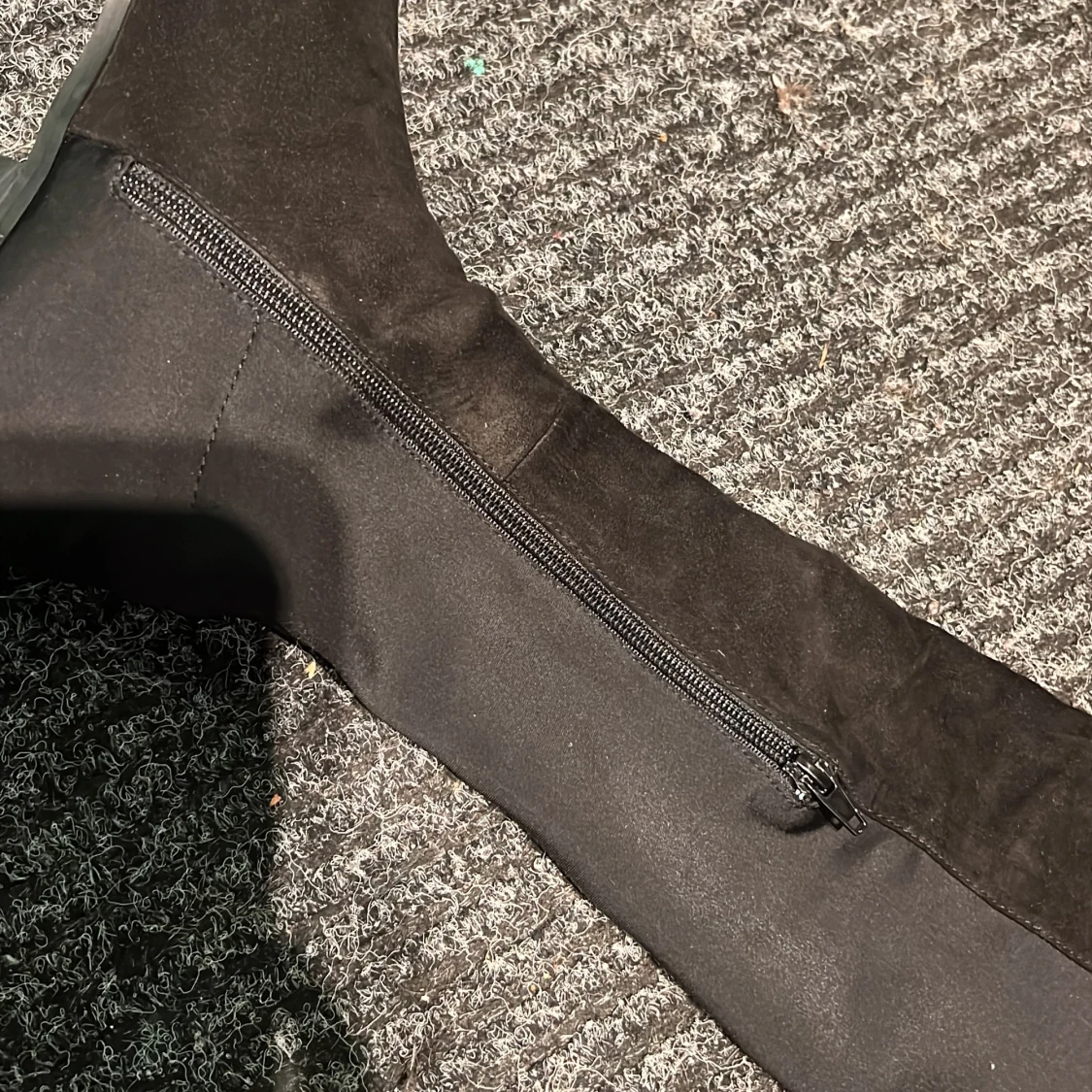 Svarta overknee stövlar med dragkedja - 1