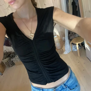 Svart topp - SUPER snygg!! 