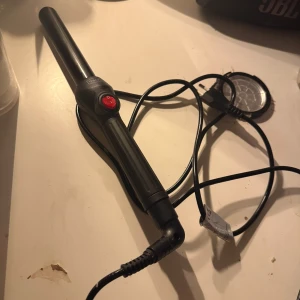 Locktång från havsö - Havsö locktång är en fantastisk stylingprodukt som hjälper till att skapa vackra, vågiga lockar med en naturlig finish. Den är designad för att ge långvarig hållbarhet och glans, vilket gör att dina lockar ser friska och livfulla ut hela dagen.  Den har en snabb uppvärmningstid, vilket gör den enkel att använda. Med sitt ergonomiska grepp och lätta design är den också bekväm att hålla i under stryknings processen! Som man ser på en bild är de en liten skada men de e inget som märks vid andvändni