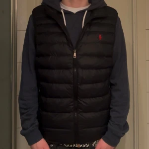 Polo Ralph Lauren The Colden Packable Gilet Väst - Ralph Lauren Väst | Svart | STILIG och VARM inför VÅREN och SOMMAREN ☀️| Skick: 11/10 | Helt NY! ALDRIG ANVÄND | Säljer pågrund av att jag har en NY VÄST | Inköpt för 3595 i Januari | Mitt Pris: 1999 | Västen är SPRILLANS NY | Storlek: S | Frakt: Postnord + Instabox | Skriv vid minsta fråga eller funderingar 📩 PRISET ÄR INTE FAST