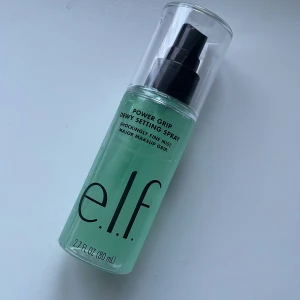 e.l.f. Power Grip Dewy Setting Spray - e.l.f. Power Grip Dewy Setting Spray. Denna spray ger en fuktig finish och hjälper sminket att sitta hela dagen. Köpt för 2 månader sen