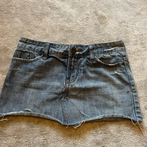 Jeanskjol från Haze of Denim - Super snygg och trendig jeanskjol från House of Denim med en klassisk blå tvätt. Kjolen har en kort längd med låg midja. Parfekt för sommaren! ☀️☀️