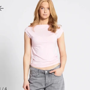 Ljusrosa t-shirt - Rosa topp, mer rosa i verkligen än på hemsidan, använd nån enstaka gång så i väldigt fint skick. storlek L men är mer som en M