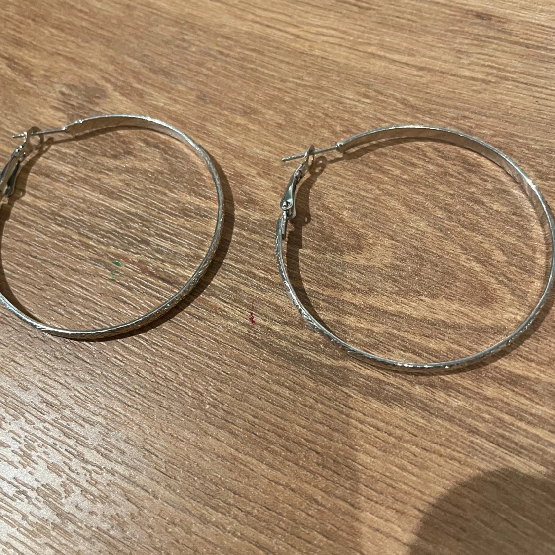 Stora silverfärgade hoop-örhängen - 1