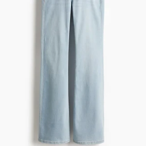 Ljusblå jeans med vida ben - Snygga ljusblå jeans från hm. Använt 2 ggr. Säljer pga ingen användning skriv för intresse ❣️