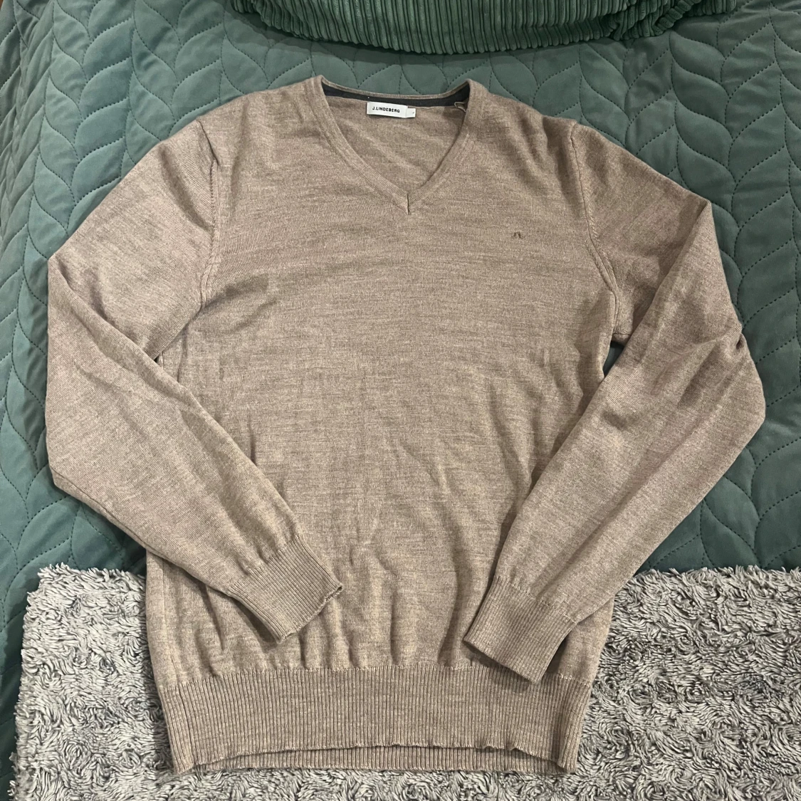 Beige v-ringad tröja från J.Lindeberg