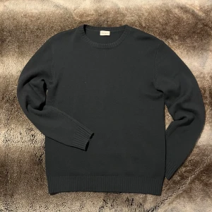 Svart John Henric tröja  - Säljer denna mörkblåa stickade tröjan från John Henric. Perfekt för en elegant och avslappnad look. Skriv om ni undrar något! 