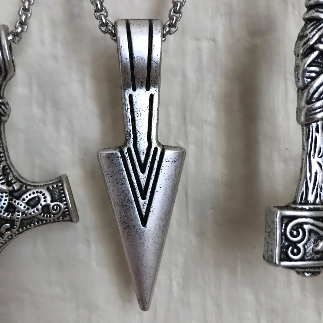 Tre halsband med vikingainspirerade hängen - 2