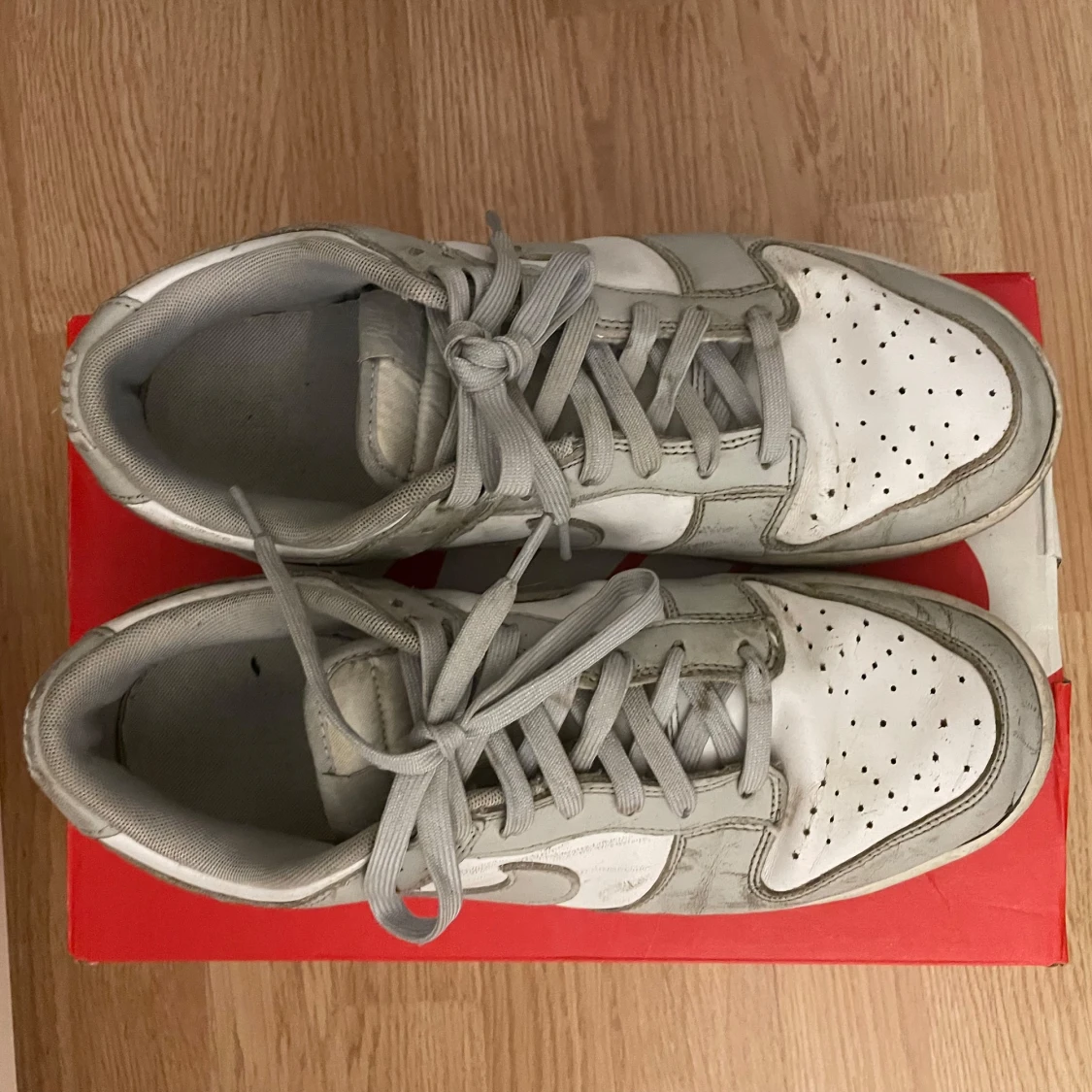 Grå och vita Nike sneakers - 3