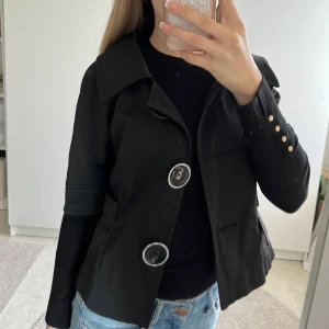 Svart kavaj från Zara Basic - Snygg svart kavaj från Zara Basic med stora knappar framtill. Priset kan diskuteras 💞
