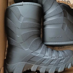 Grå stövlar från Viking - Säljer ett par robusta grå stövlar från Viking. De har en ullblandad foder för extra värme och komfort. Perfekta för kalla och blöta dagar.