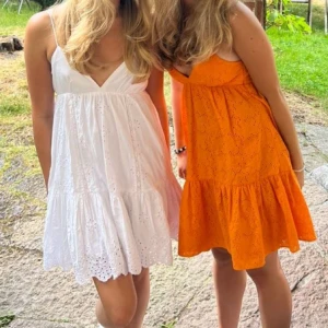 Vit Zara klänning med brodyr  - Säljer denna jätte fina vita klänning med brodyr🩷 inga defekter storlek S säljer då den inte passar mig längre (lånad bild)