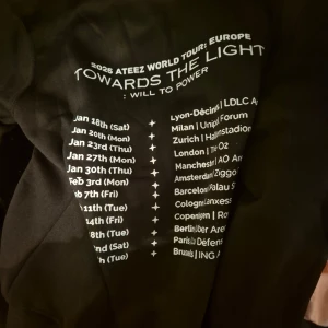 Svart hoodie från Ateez World Tour - Säljer en svart hoodie från Ateez World Tour: Europe 2025 