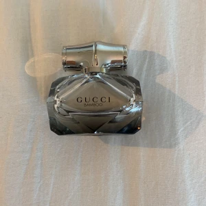 Gucci Bamboo Parfym - Säljer en god parfym från Gucci 🎩. Den har ca 25 ml kvar i flaskan 🪸! Original pris är ca 600 kr! 💰Hör av er vid funderingar! Pris kan diskuteras!