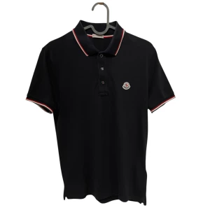 Marinblå moncler piké  - Snygg marinblå moncler piké. Storlek S, sitter som xs/s 